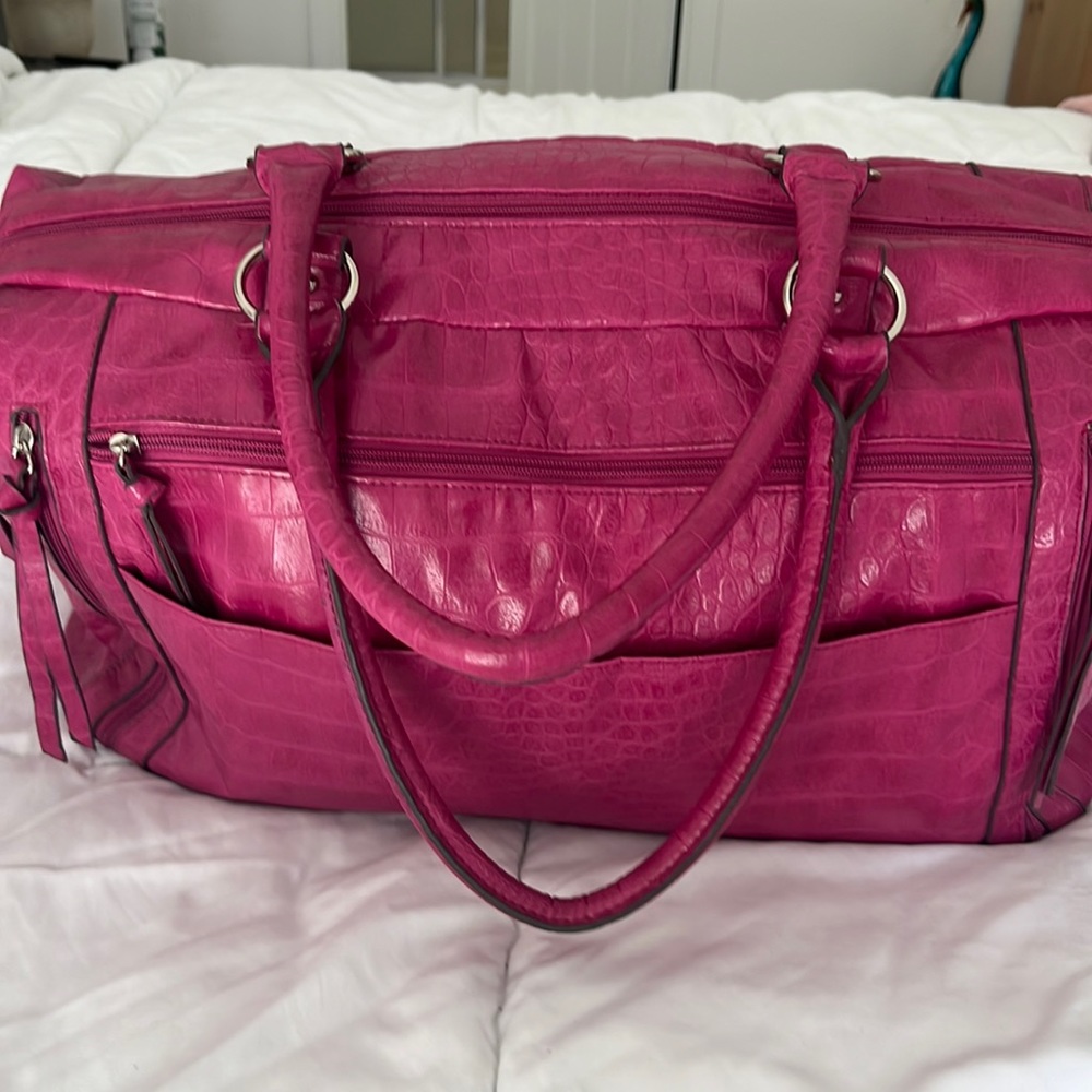 Bueno fusha pink weekend bag excellent condition nice looking travel bag.